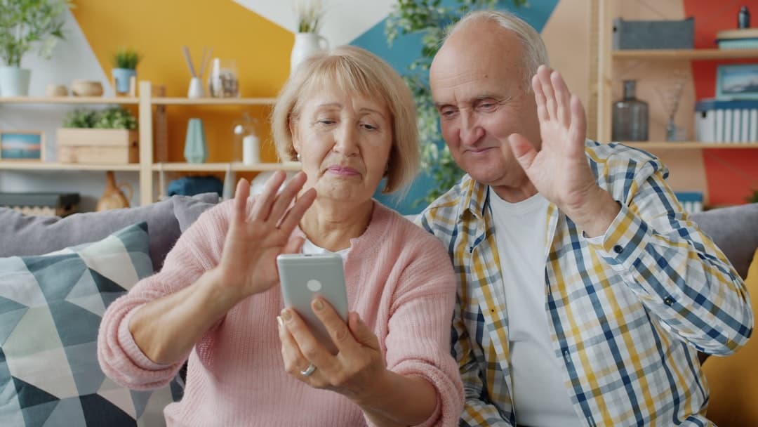How to Maintain a Long-Distance Relationship: 9 Strategies That Work